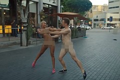 ﻿Ils dansent nus dans la rue pour une émission de téléréalité